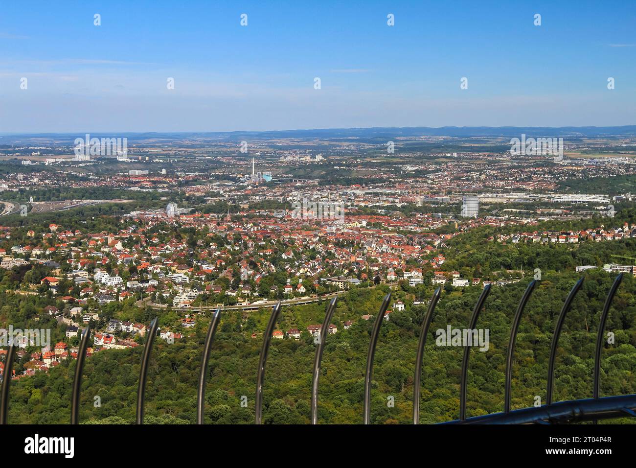 Stuttgart-Ost, Neckartal mit Neckarstadion und Kraftwerk Münster, gesehen von der Aussichtsflattform des Fernsehturm, 217 Meter hoch und erster Fernsehturm der Welt, Landeshauptstadt Stuttgart, Baden-Württemberg, Deutschland *** Stuttgart est, vallée du Neckar avec stade Neckar et centrale électrique de Münster, vue depuis la tour de télévision, 217 mètres de haut et première tour de télévision dans le monde, capitale de l'État Stuttgart, Baden Württemberg, Allemagne Banque D'Images