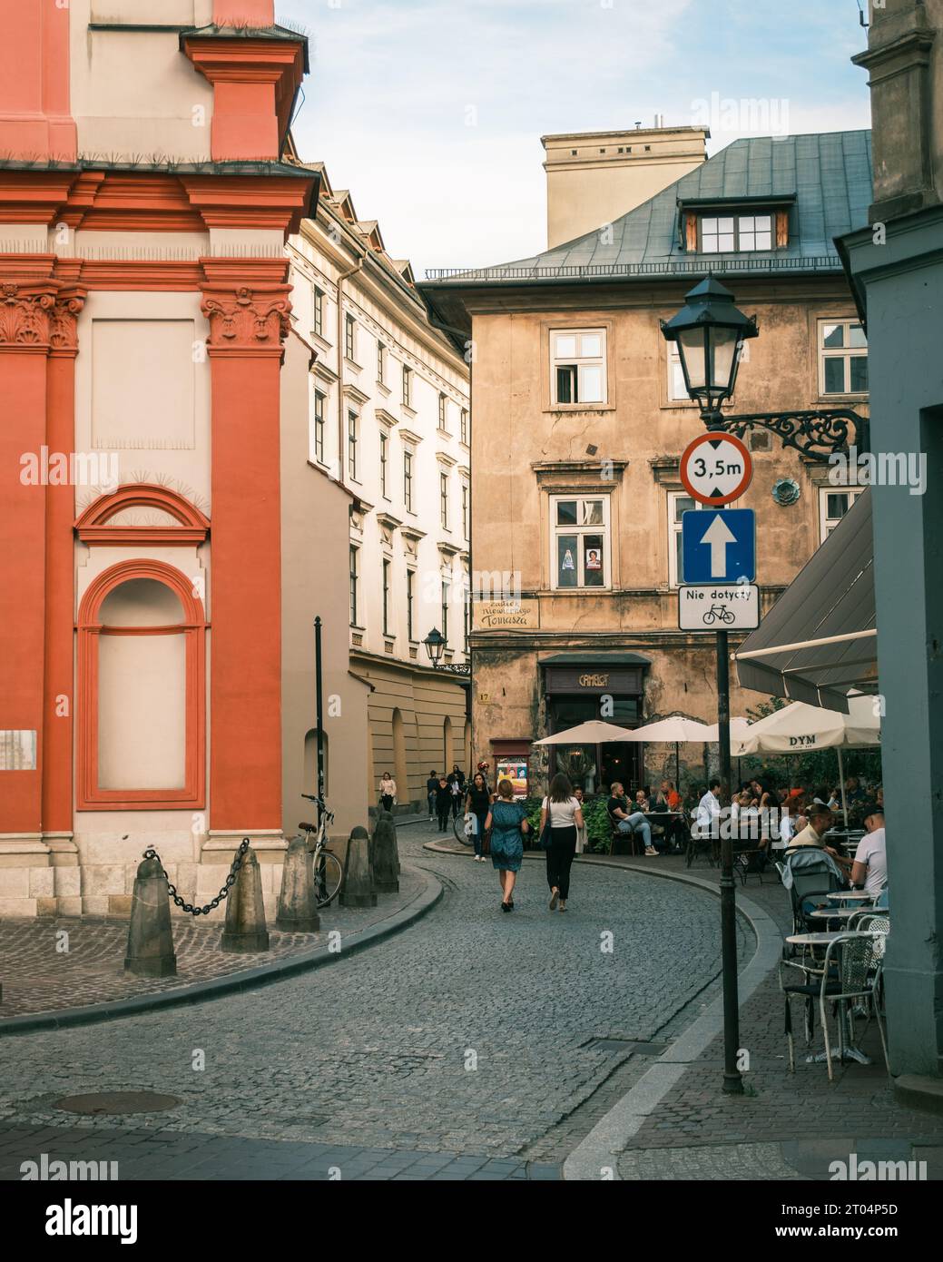 Une rue pavée dans la vieille ville de Kraków, Pologne Banque D'Images