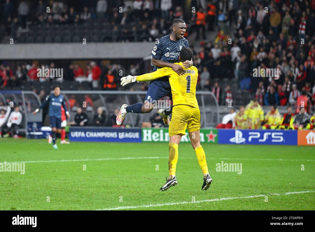 03.10.2023, Fussball, Ligue des Champions, 2. Spieltag, saison 2023/2024, 1.FC Union Berlin - Sporting Braga, Sikou Niakate (SC Braga) mit Torwart Matheus Magalhaes (SC Braga). Foto : Teresa Kroeger/RHR-FOTO Banque D'Images