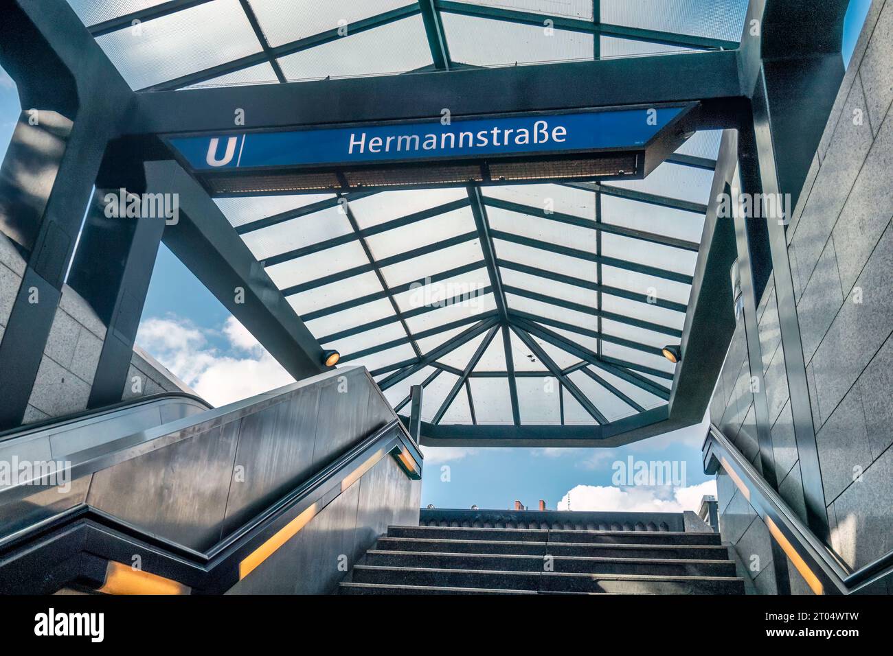 U-Bahn Station Hermannstrasse, U8, Bahnsteig, BVG, oeffentlicher Nahverkehr, Berlin Banque D'Images