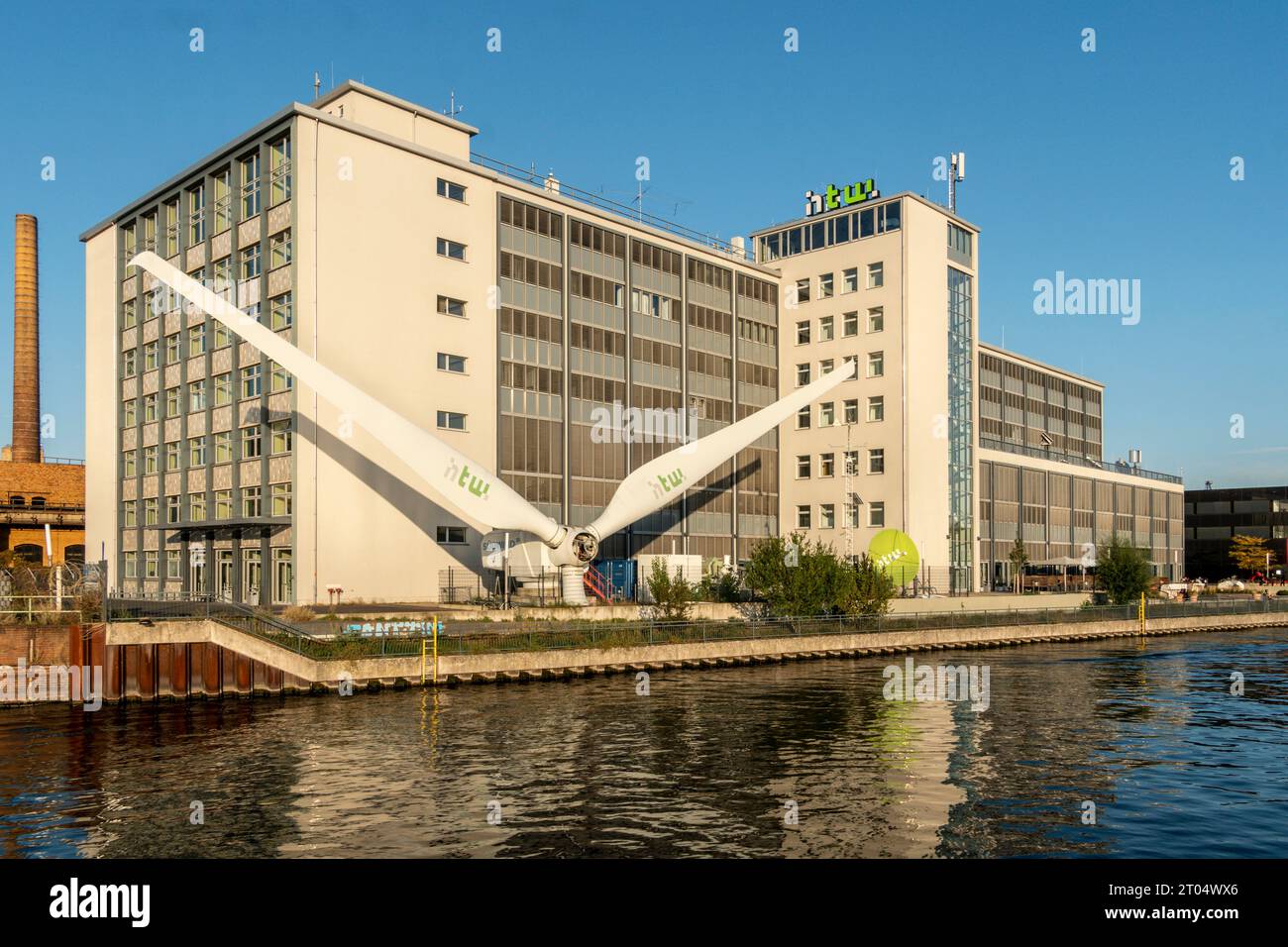 Hochschule für Technik und Wirtschaft Berlin, HTW, Campus Wilhelminenhof, Windrad, Oberschöneweide, Oberspree, Berlin, Banque D'Images