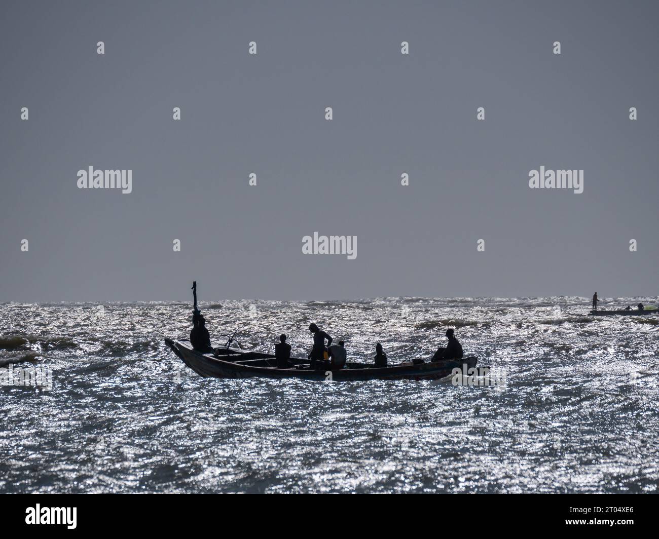 Pêcheur pêchant en mer., Gambie Banque D'Images