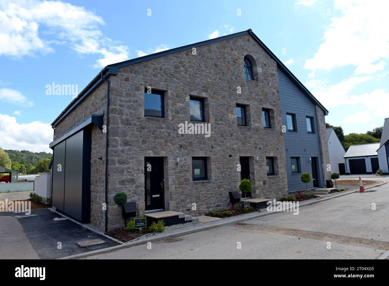 Converti ancien hangar de marchandises de chemin de fer, maintenant appartements dans le nouveau lotissement sur l'ancienne gare de Moretonhampstead, Devon, septembre 2023 Banque D'Images