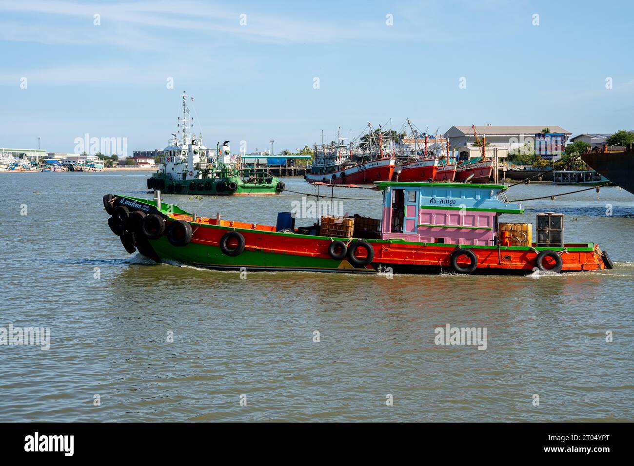 Un bateau de pêche thaïlandais à la rivière Tha Chin près du marché Mahachai dans Mueang Samut Sakhon District Thaïlande Asie Banque D'Images