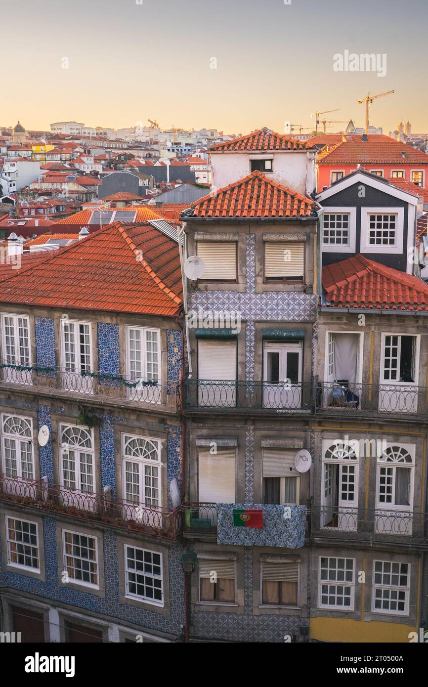 Coucher de soleil dans les rues de Porto, Portugal. Banque D'Images