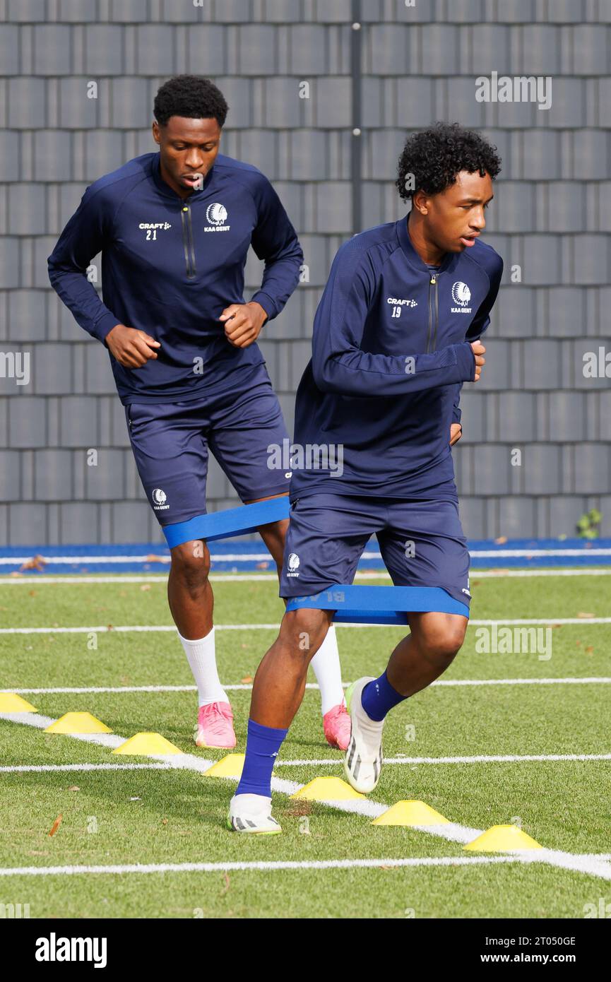 Brian Agbor de Gand et Malick Fofana de Gand photographiés en action lors d'une séance d'entraînement de l'équipe belge de football KAA Gent, mercredi 04 octobre 2023 à Gand. L'équipe se prépare pour le match de demain contre l'israélien Maccabi tel Aviv, le jour 2 de la phase de groupes de la compétition UEFA Conference League, dans le groupe B. BELGA PHOTO KURT DESPLENTER Banque D'Images