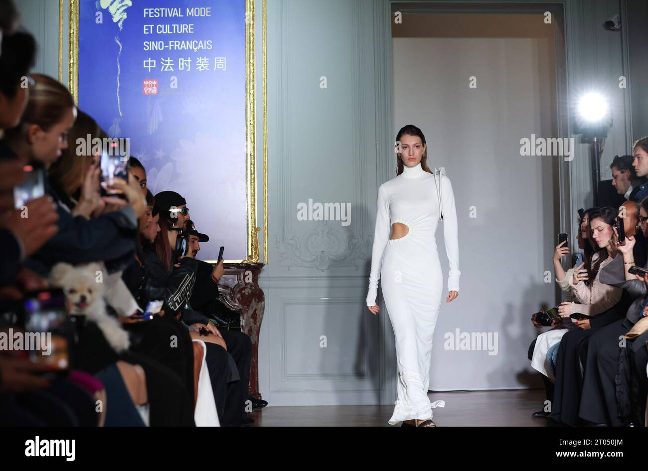 (231004) PARIS , 4 octobre 2023 (Xinhua) Un mannequin présente