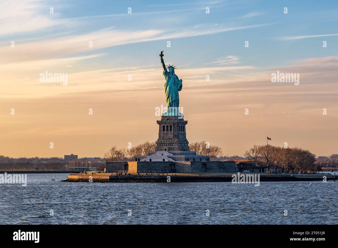 Une image à couper le souffle de l'emblématique Statue de la liberté à New York, aux États-Unis, face à un magnifique coucher de soleil Banque D'Images