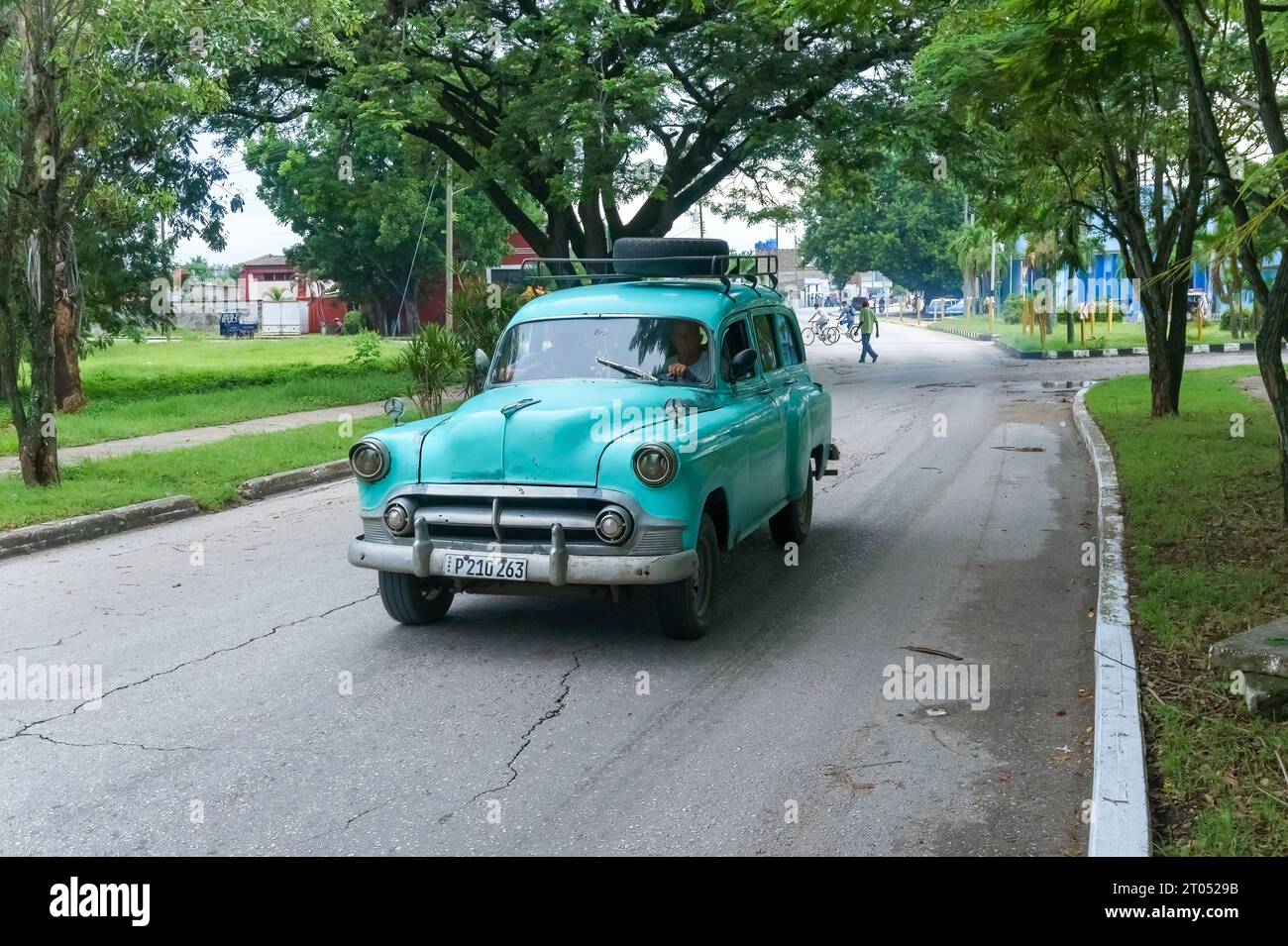 Une voiture américaine vintage privée conduisant dans une rue de la ville. Ce type de véhicules à moteur sont communs dans le pays.Santa Clara, Cuba, 2023 Banque D'Images