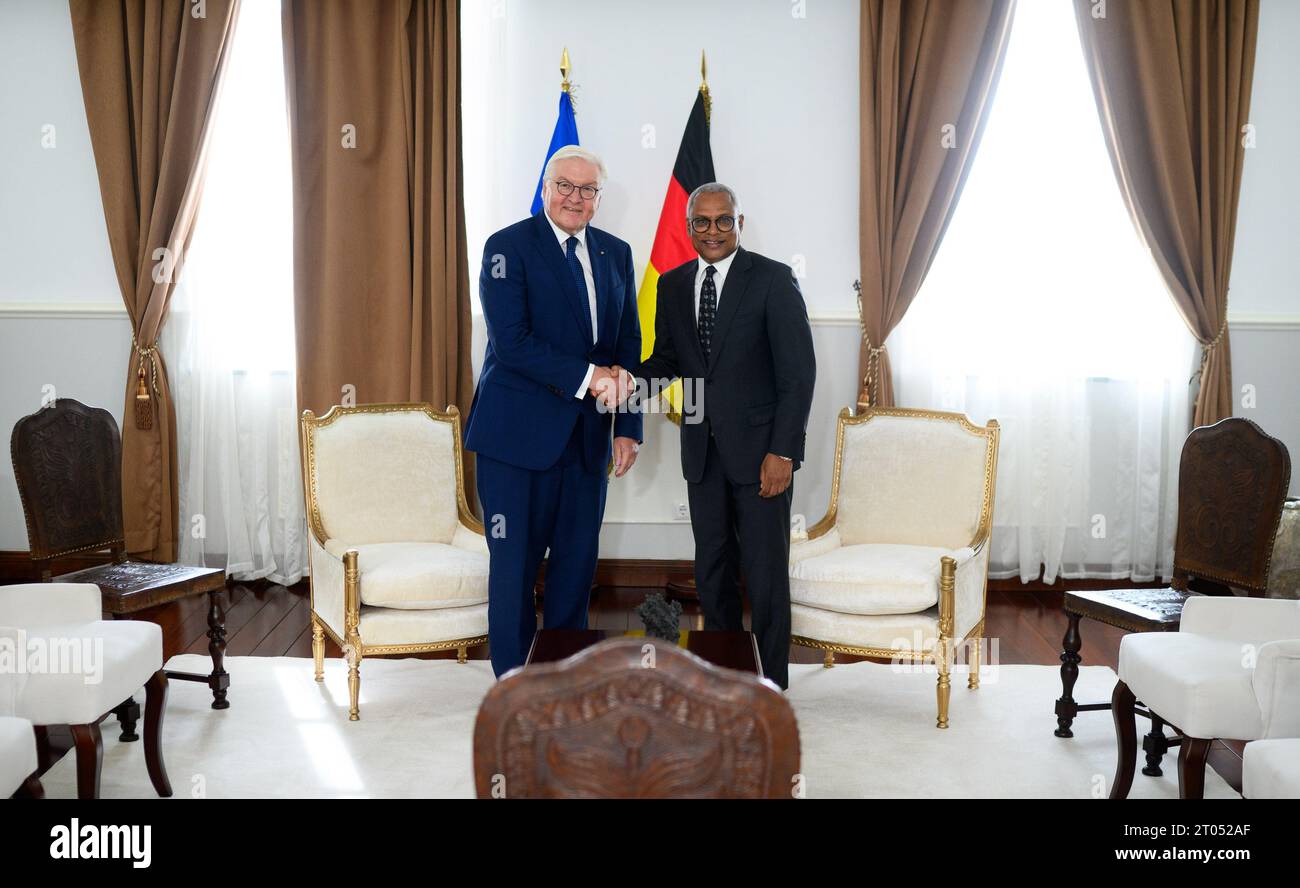 04 octobre 2023, Cap-Vert, Praia : le président allemand Frank-Walter Steinmeier et José Maria Pereira Neves, président du Cap-Vert, se rencontrent pour des entretiens à la résidence officielle du président, le Palais du plateau. Le président allemand Frank-Walter Steinmeier effectue une visite d’État de deux jours en République du Cap-Vert (Cabo Verde). Photo : Bernd von Jutrczenka/dpa Banque D'Images