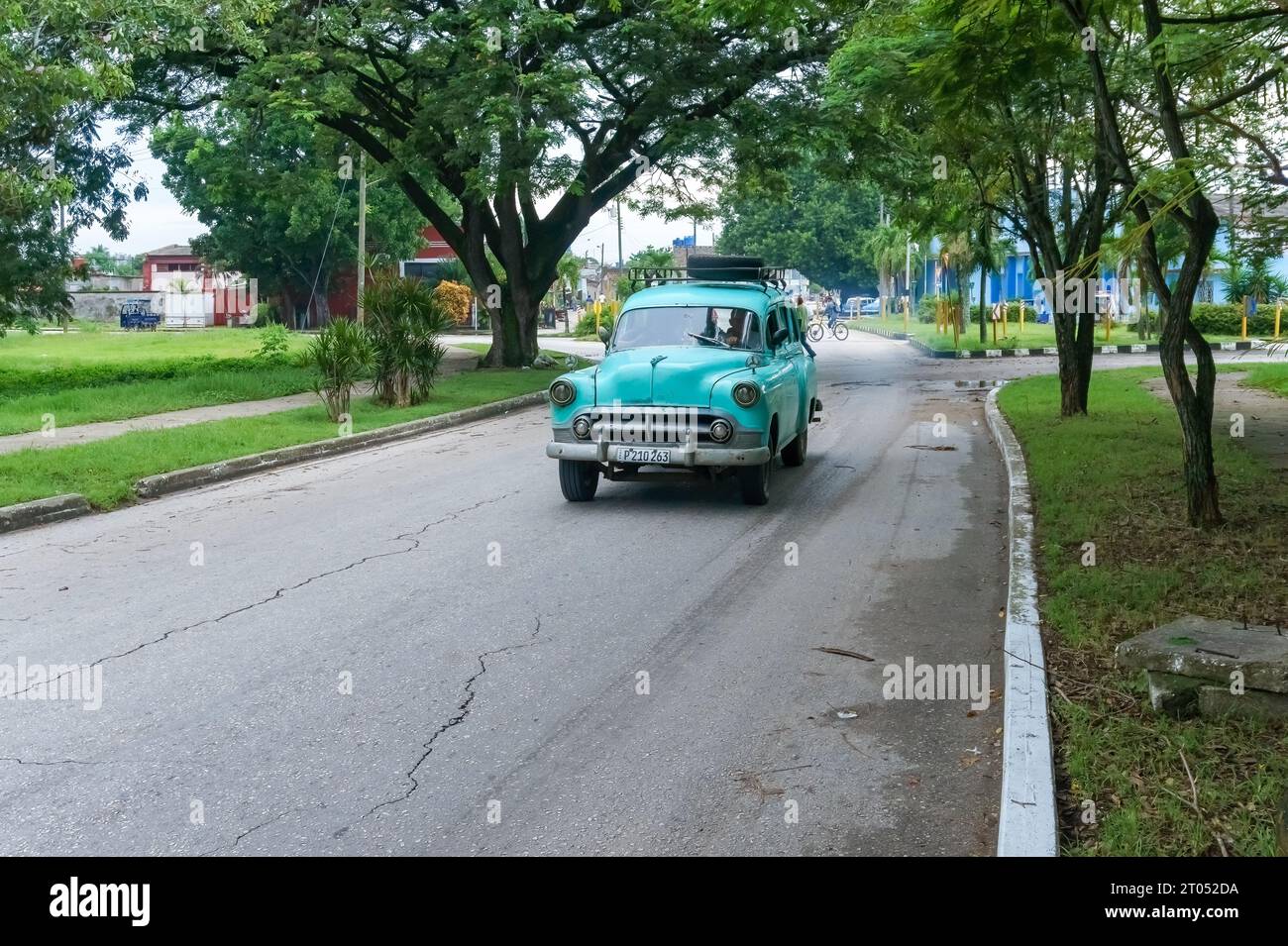 Une voiture américaine vintage privée conduisant dans une rue de la ville. Ce type de véhicules à moteur sont communs dans le pays.Santa Clara, Cuba, 2023 Banque D'Images