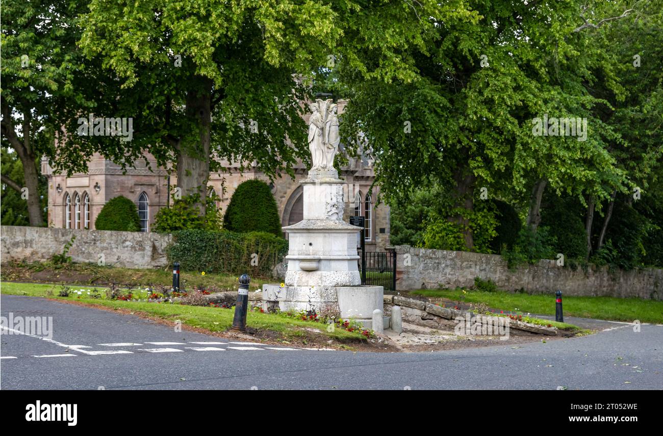 Statue religieuse en pierre de trois anges, East Saltoun village, East Lothian, Écosse, Royaume-Uni Banque D'Images