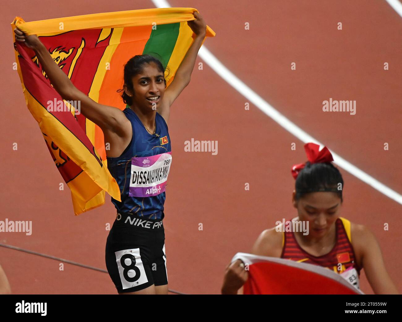 Hangzhou, province chinoise du Zhejiang. 4 octobre 2023. Tharushi. Dissanayaka Mudiyanselage (L) du Sri Lanka réagit après la finale féminine du 800m d'athlétisme aux 19es Jeux asiatiques à Hangzhou, dans la province du Zhejiang, dans l'est de la Chine, le 4 octobre 2023. Crédit : Jiang Han/Xinhua/Alamy Live News Banque D'Images