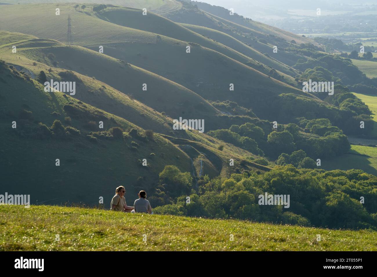 Deux dames discutant dans la campagne des South Downs à Devil's Dyke près de Brighton dans le West Sussex, en Angleterre. Royaume-Uni Banque D'Images