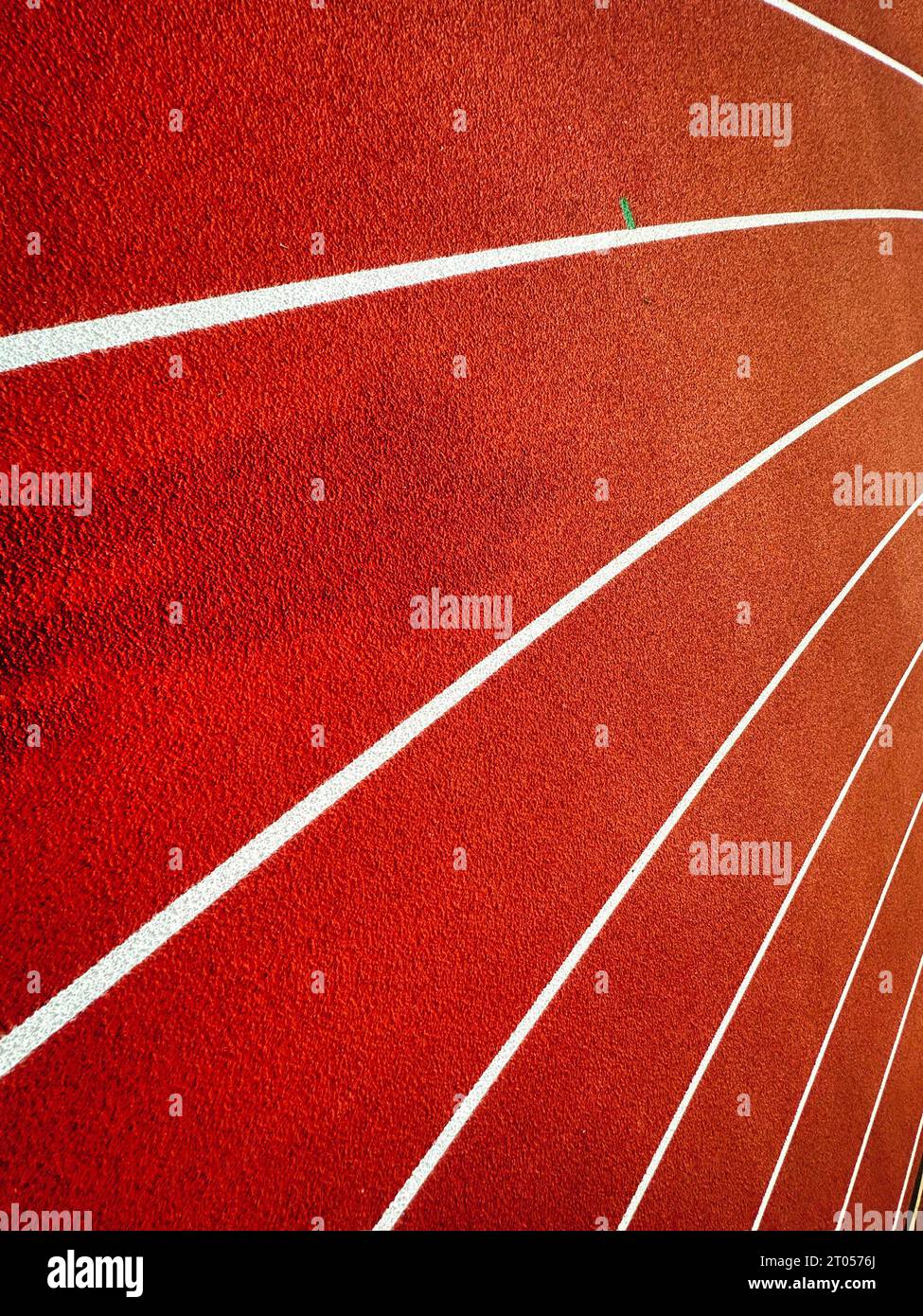 Lignes convergentes sur le coin d'une piste de course Banque D'Images