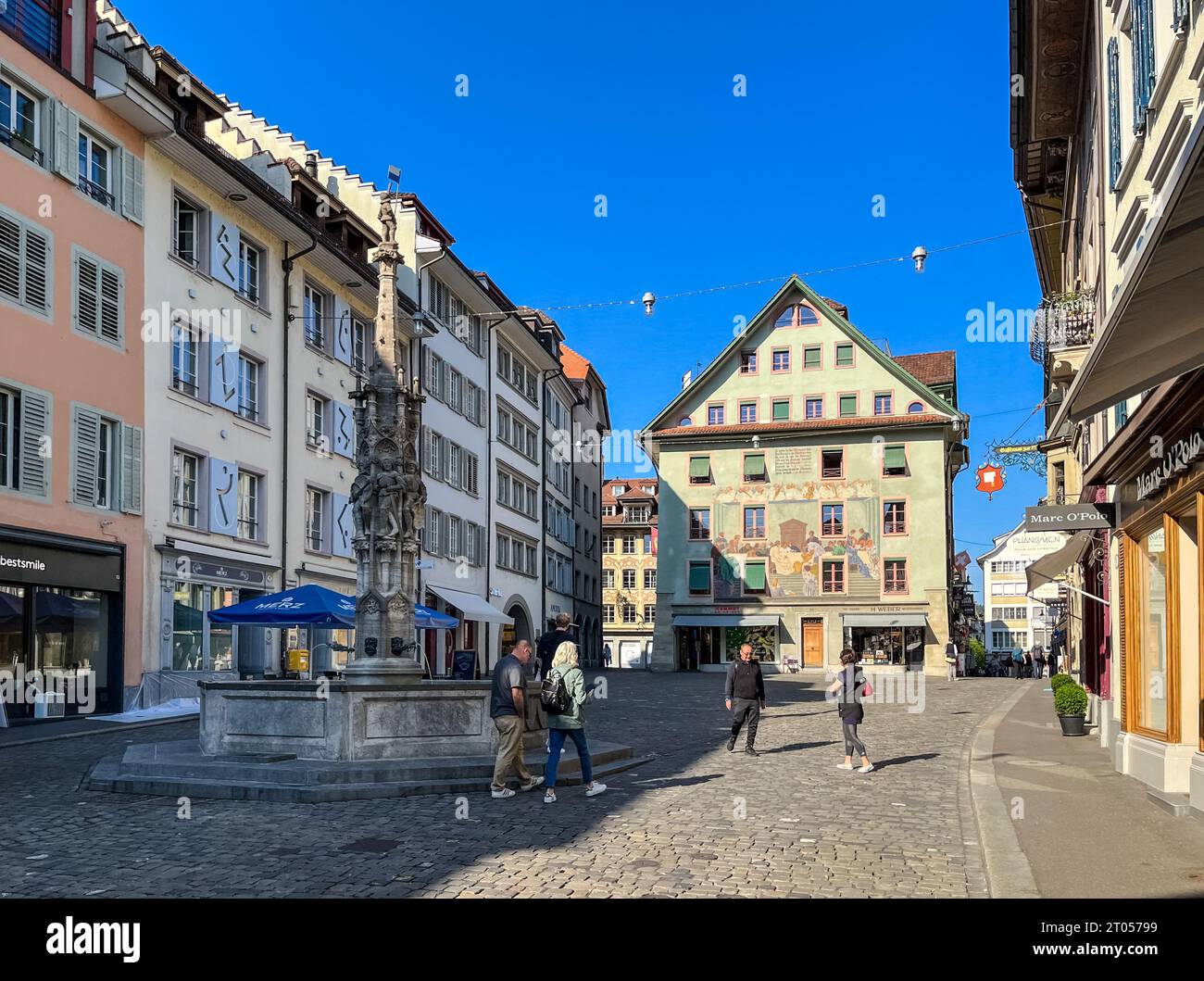 Belle vue sur la place Weinmarkt dans la vieille ville de Lucerne, Suisse. La colonne de la fontaine Weinmarkt a été créée par le sculpteur Leopold... Banque D'Images