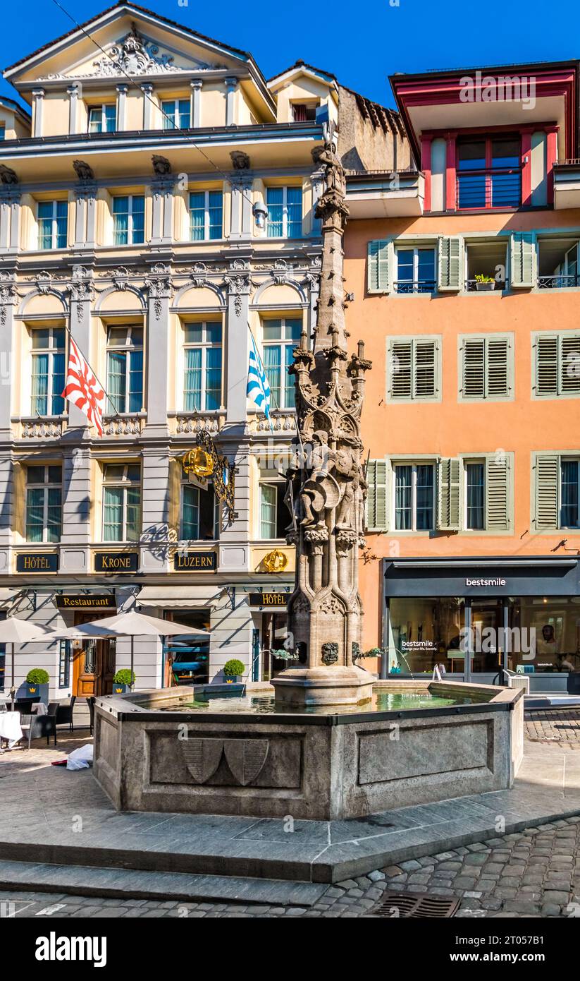 Superbe vue rapprochée de la célèbre fontaine Weinmarkt sur la place Weinmarkt de la vieille ville de Lucerne, en Suisse. La fontaine est considérée comme le... Banque D'Images