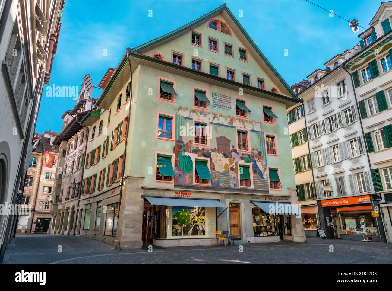 Vue pittoresque de la maison historique 'Zur sonne' sur le Weinmarkt dans la vieille ville de Lucerne. En 1928, l'artiste Eduard Renggli crée la fresque murale... Banque D'Images