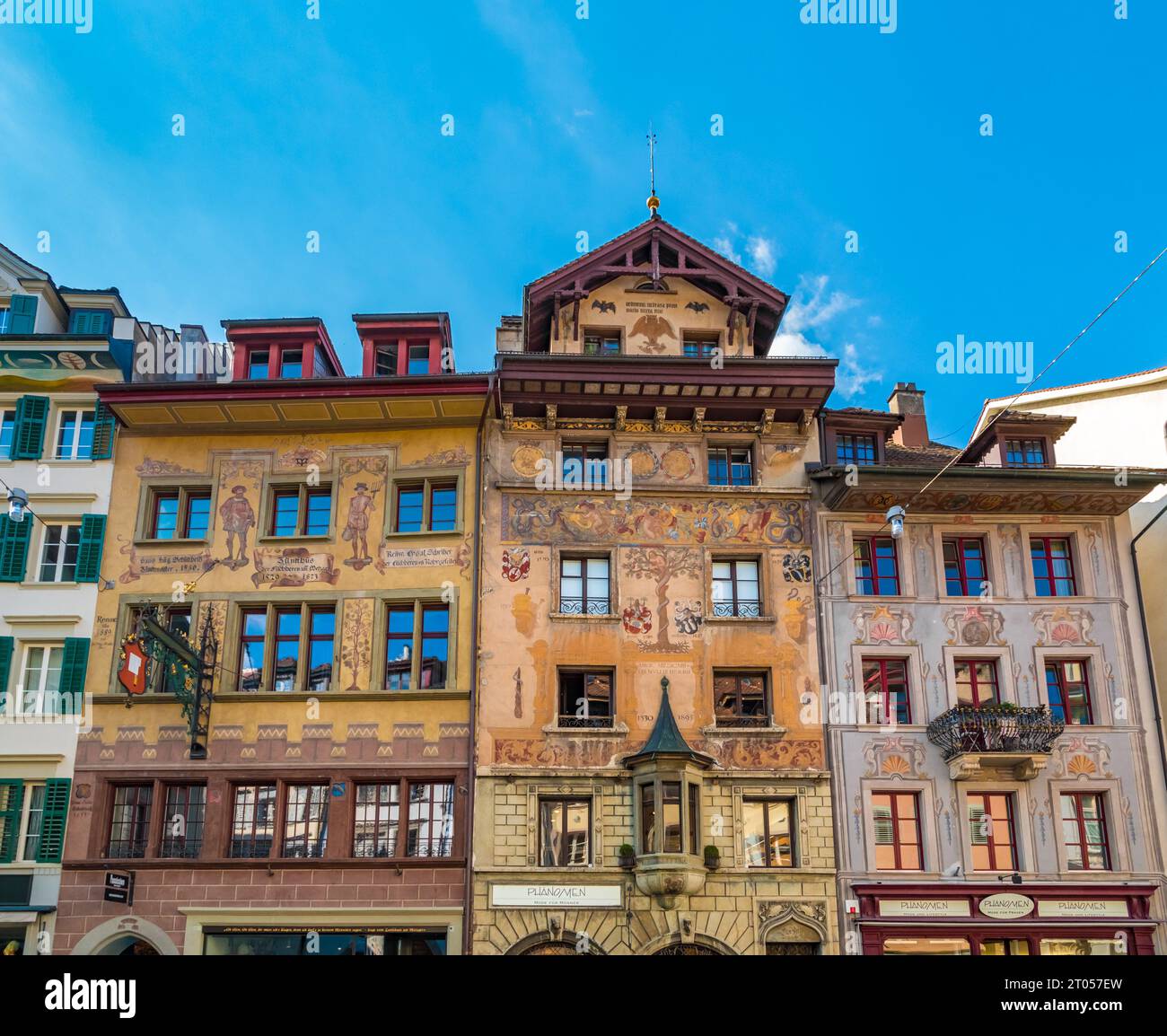 Belle vue rapprochée d'une rangée de maisons historiques ornées de fresques sur la célèbre place Weinmarkt dans la vieille ville de Lucerne, en Suisse. Banque D'Images