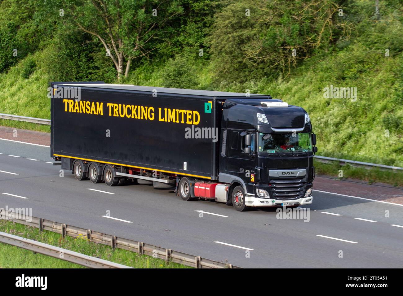 TransAm Trucking Limited - Transamerican noir. Divertissement transport DAF XF ; voyager sur l'autoroute M6 dans le Grand Manchester, Royaume-Uni Banque D'Images