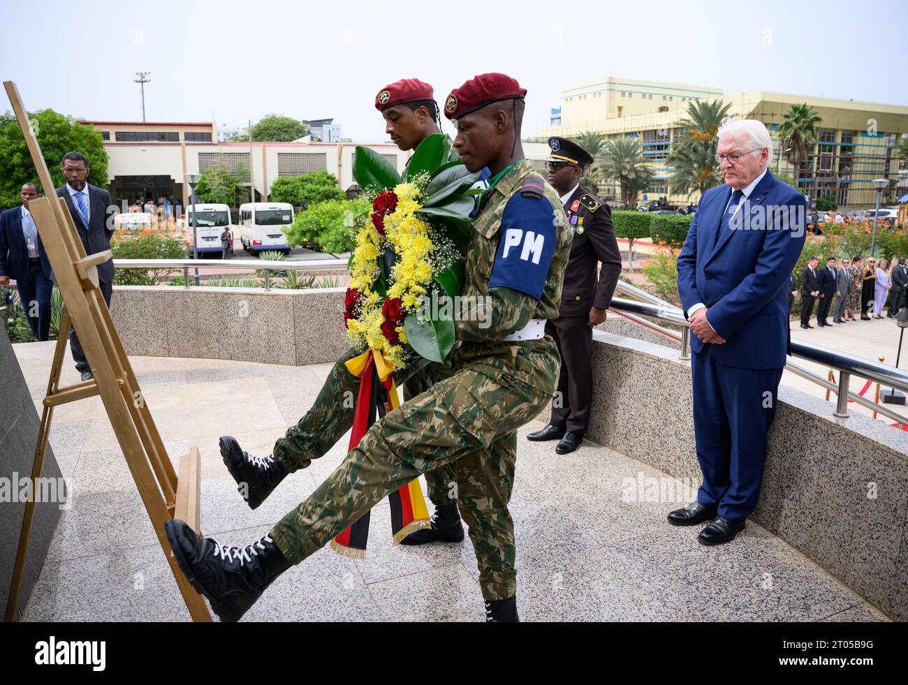 Praia, Cap-Vert. 04 octobre 2023. Le président allemand Frank-Walter Steinmeier (à droite) dépose une gerbe au mémorial Amilcar Cabral. Le président allemand Frank-Walter Steinmeier effectue une visite d’État de deux jours en République du Cap-Vert (Cabo Verde). Crédit : Bernd von Jutrczenka/dpa/Alamy Live News Banque D'Images