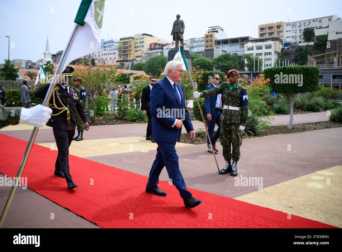 Praia, Cap-Vert. 04 octobre 2023. Le président allemand Frank-Walter Steinmeier (au centre) dépose une couronne au mémorial Amilcar Cabral. Le président allemand Frank-Walter Steinmeier effectue une visite d’État de deux jours en République du Cap-Vert (Cabo Verde). Crédit : Bernd von Jutrczenka/dpa/Alamy Live News Banque D'Images