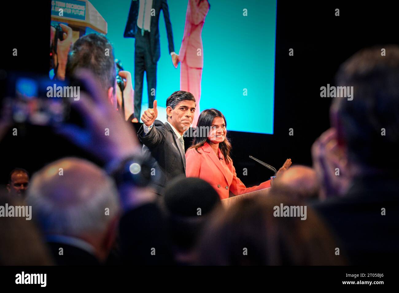 Manchester, Royaume-Uni. 4 octobre 2023. Le Premier ministre Rishi Sunak et son épouse Akshata Murty prennent la parole lors de la conférence du Parti conservateur. Crédit : Benjamin Wareing / Alamy Live News Banque D'Images
