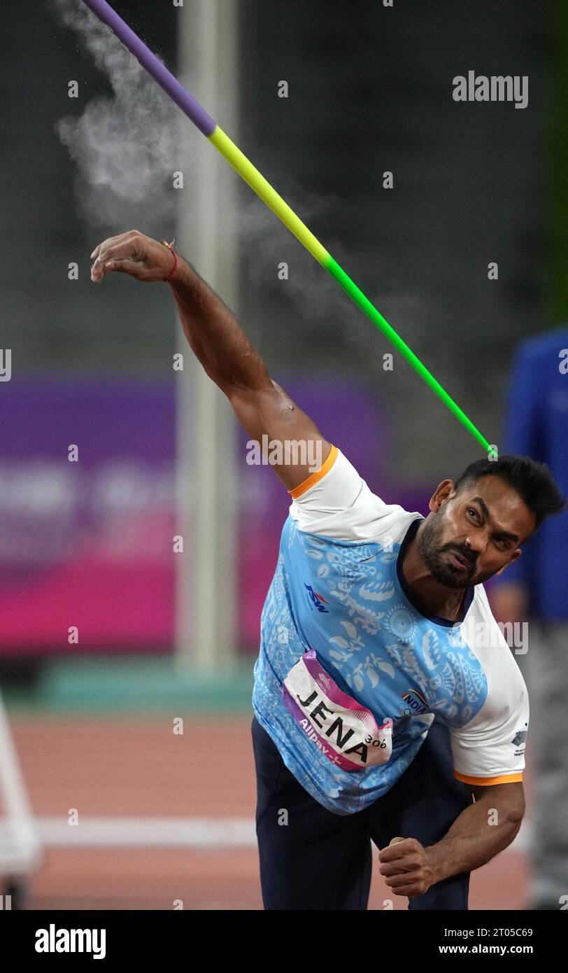 Hangzhou, province chinoise du Zhejiang. 4 octobre 2023. Kishore Kumar Jena de l'Inde participe à la finale d'athlétisme du lancer Javelin masculin aux 19e Jeux asiatiques à Hangzhou, dans la province du Zhejiang, dans l'est de la Chine, le 4 octobre 2023. Crédit : Li Yibo/Xinhua/Alamy Live News Banque D'Images