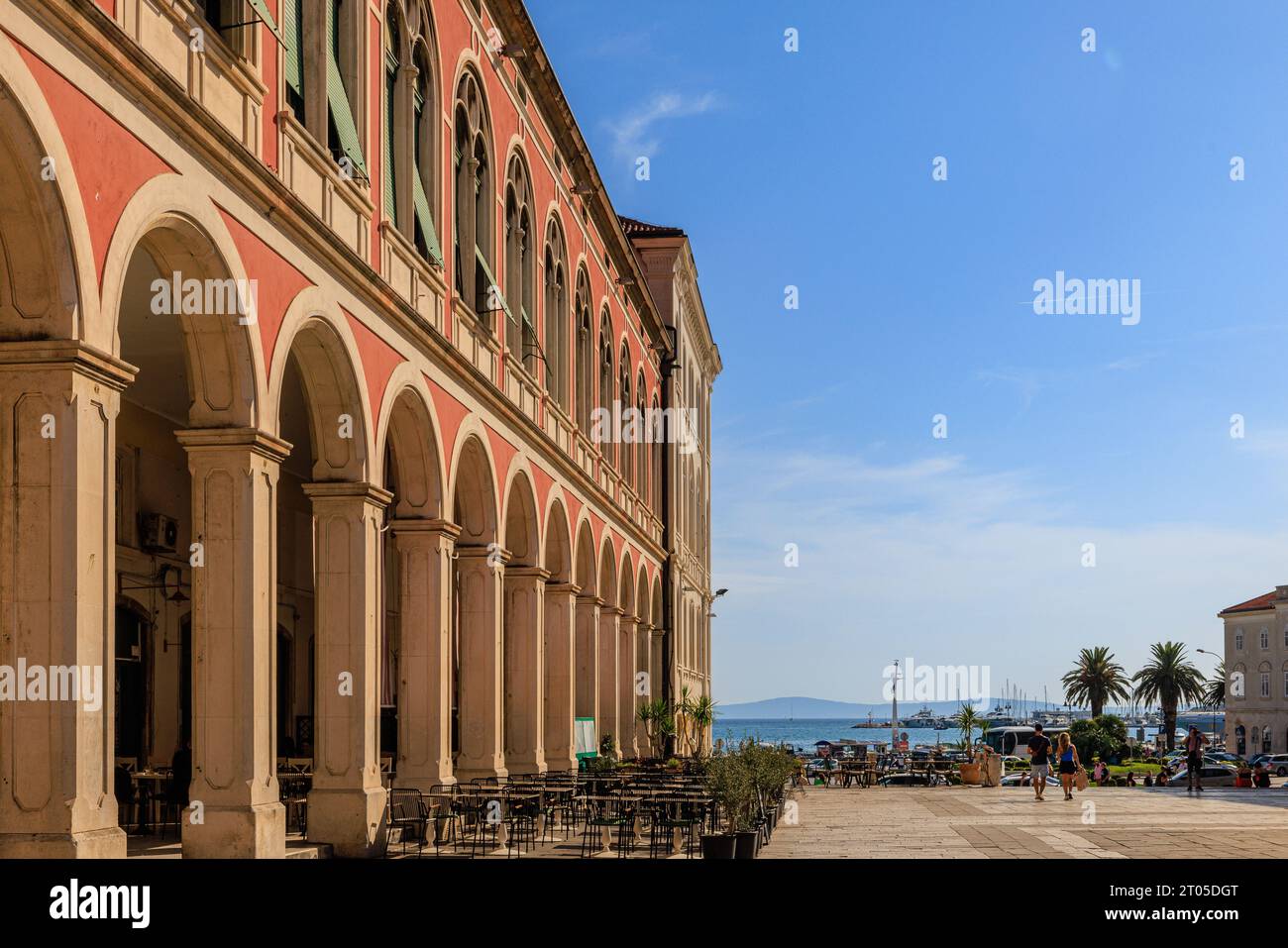 les arches néo-renaissance roses de la place de la république en deux parties sous un soleil éclatant donnant sur la promenade et le port du front de mer Banque D'Images