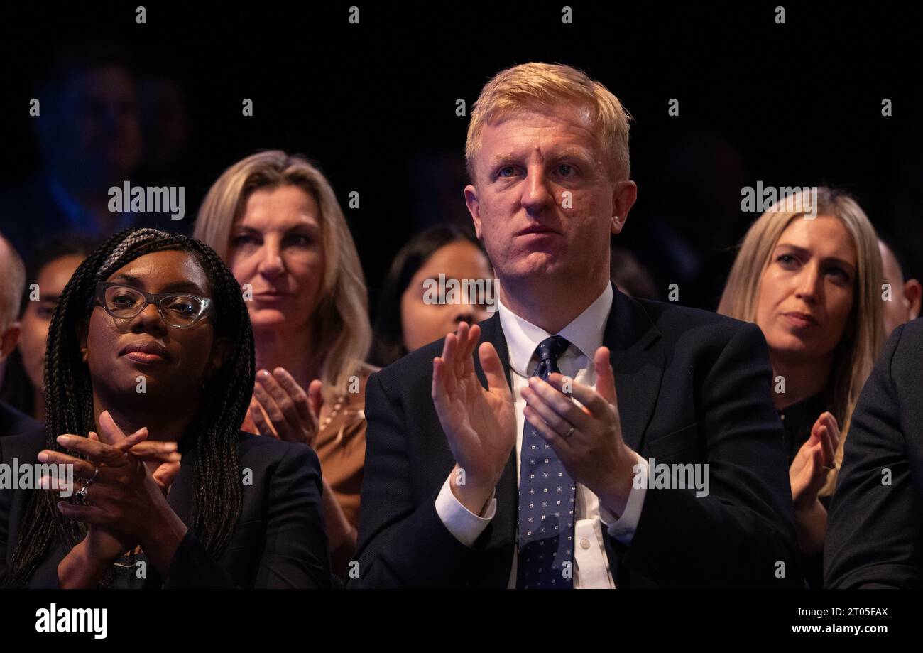 Manchester, Royaume-Uni. 04 octobre 2023. Le vice-premier ministre du Royaume-Uni Oliver Dowden applaudit le Premier ministre Rishi Sunak lorsqu'il prononce le discours final de la conférence du parti conservateur 2023. Penny Mordaunt et Johnny Mercer avaient tous deux prononcé des discours plus tôt. Le PM a marché de l'hôtel Midland au centre de conférence de Manchester où il a prononcé le discours introduit par sa femme Akshata Murthy. Manchester UK. Crédit : GaryRobertsphotography/Alamy Live News Banque D'Images