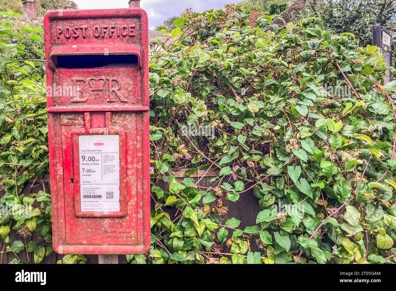 Boîte aux lettres rouge traditionnelle de l'Angleterre. Vue avant horizontale. Hampshire, Royaume-Uni, Europe Banque D'Images
