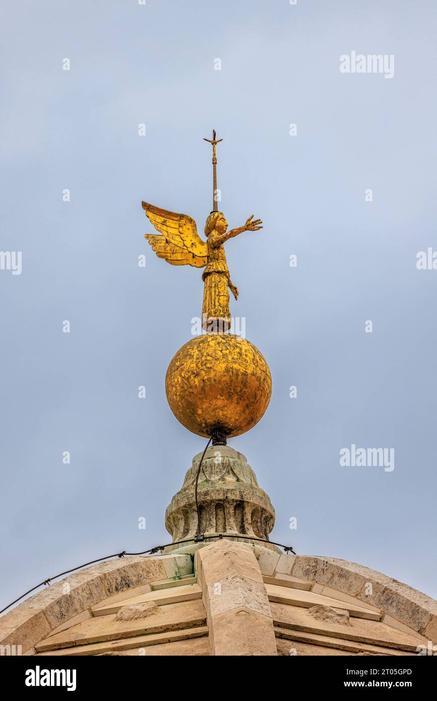 gros plan de la statue ailée dorée de st michael au sommet du dôme de la cathédrale de st james à sibenik croatie Banque D'Images