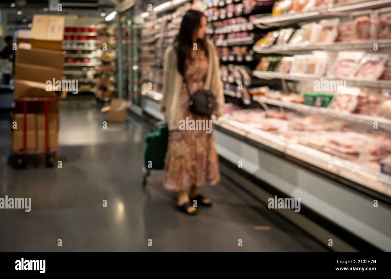 Magasiner dans un supermarché Whole Foods Market à New York le vendredi 22 septembre 2023. La Réserve fédérale a récemment laissé les taux d'intérêt inchangés, l'inflation s'étant quelque peu refroidie. (© Richard B. Levine) Banque D'Images