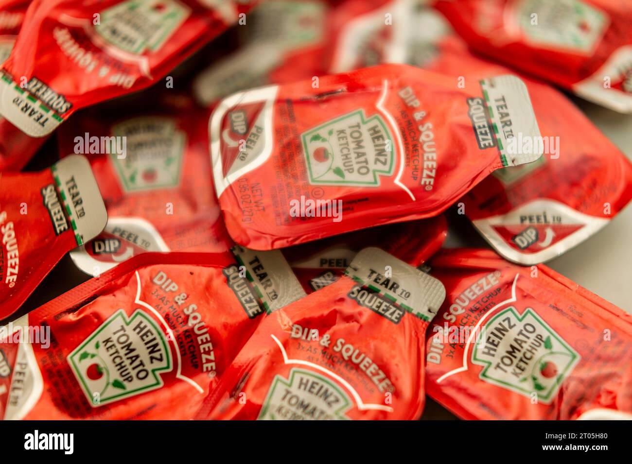 Paquets individuels de ketchup Kraft Heinz à New York le mardi 26 septembre 2023. (© Richard B. Levine) Banque D'Images