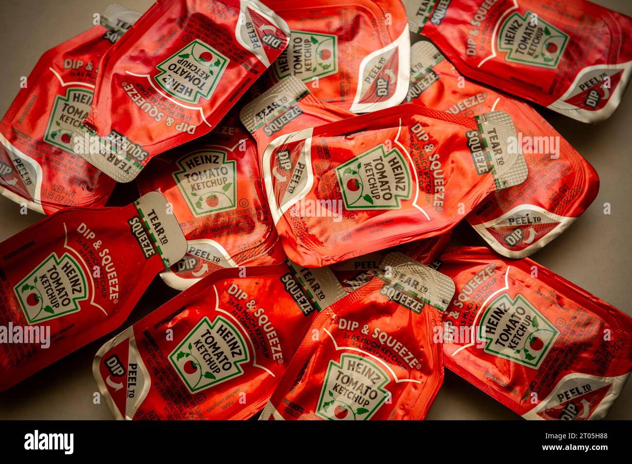 Paquets individuels de ketchup Kraft Heinz à New York le mardi 26 septembre 2023. (© Richard B. Levine) Banque D'Images