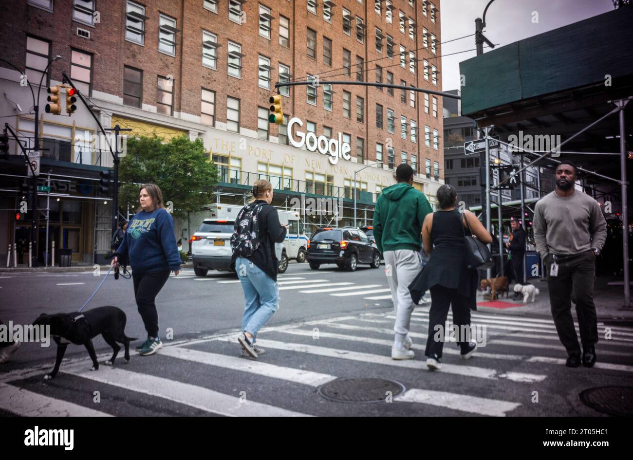 Les gens passent devant les bureaux de Google à Chelsea à New York le jeudi 28 septembre 2023. (© Richard B. Levine) Banque D'Images