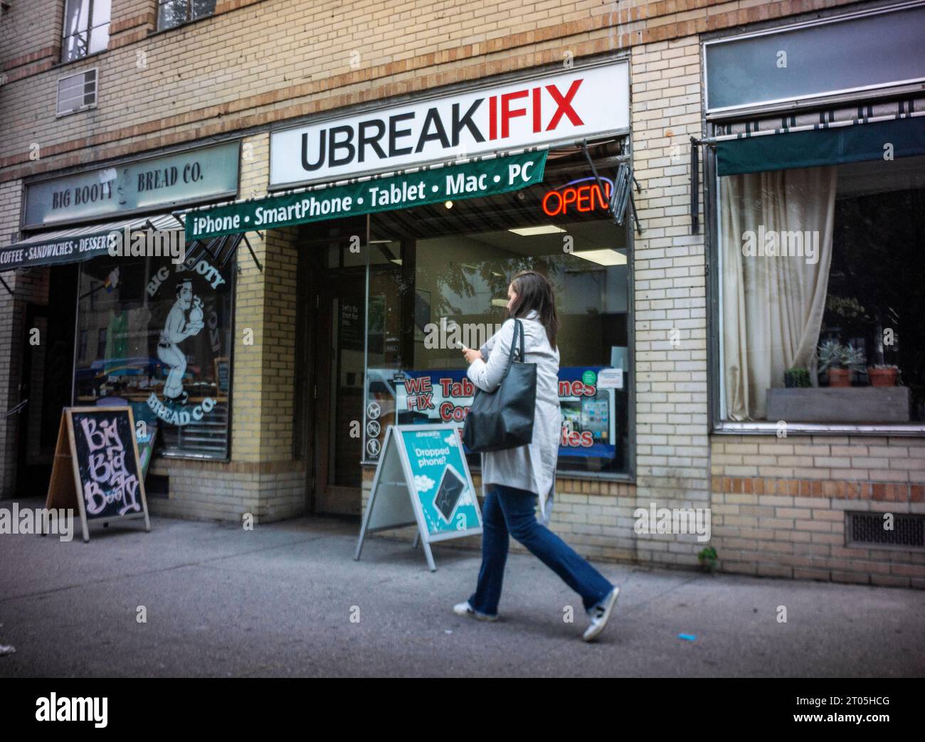 Une franchise de ubreakifix à Chelsea à New York le jeudi 28 septembre 2023. Le service de réparation électronique est la propriété de la compagnie d'assurance Asurion. (© Richard B. Levine) Banque D'Images