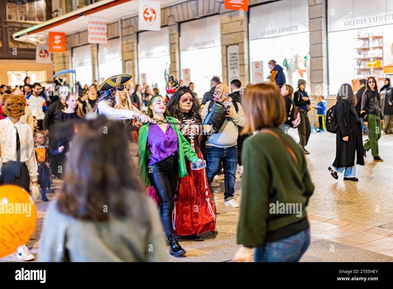 Petits et grand sont dégoûtés et défilent pour Halloween. Banque D'Images