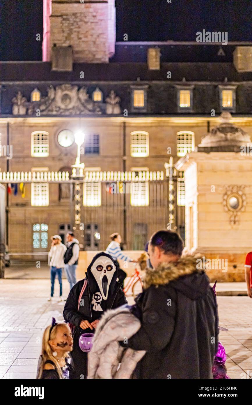 Petits et grand sont dégoûtés et défilent pour Halloween. Banque D'Images