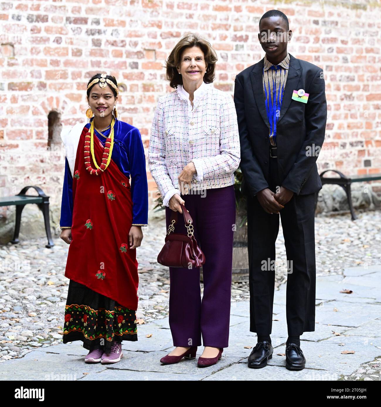Bindu, 15 ans du Népal, et Kwame, 16 ans du Ghana, ont reçu la reine Silvia à leur arrivée à la cérémonie de remise des prix pour les enfants du monde Banque D'Images