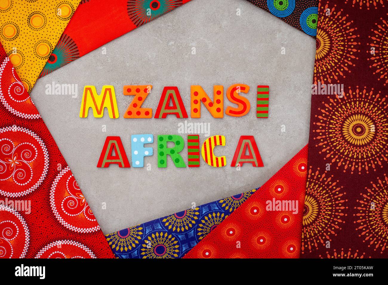 Mzansi, un mot d'argot pour l'Afrique du Sud, en lettres colorées avec le tissu Shwe Shwe sud-africain emblématique Banque D'Images