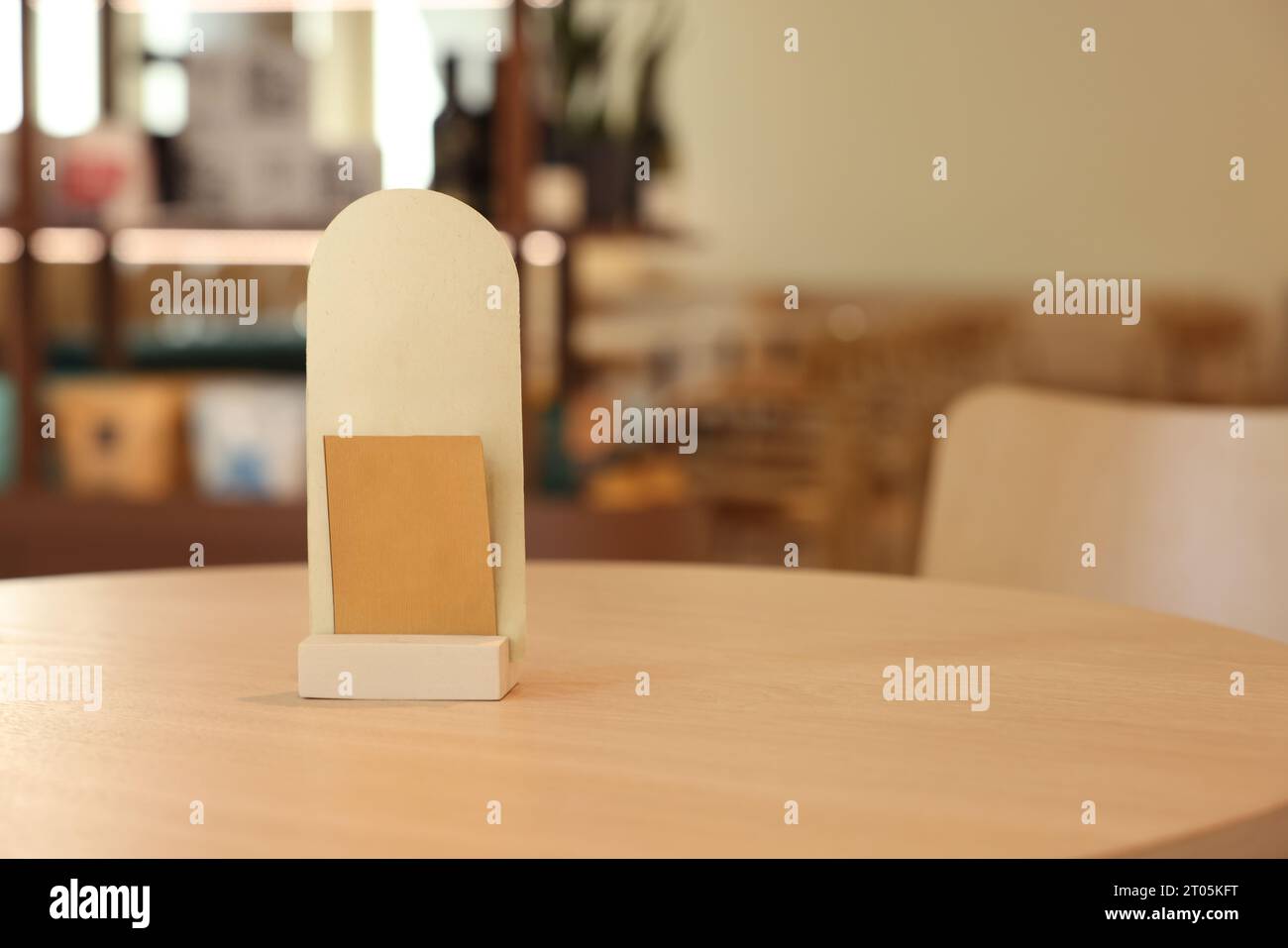 Support de menu sur la table en bois dans le café, espace pour le texte Banque D'Images