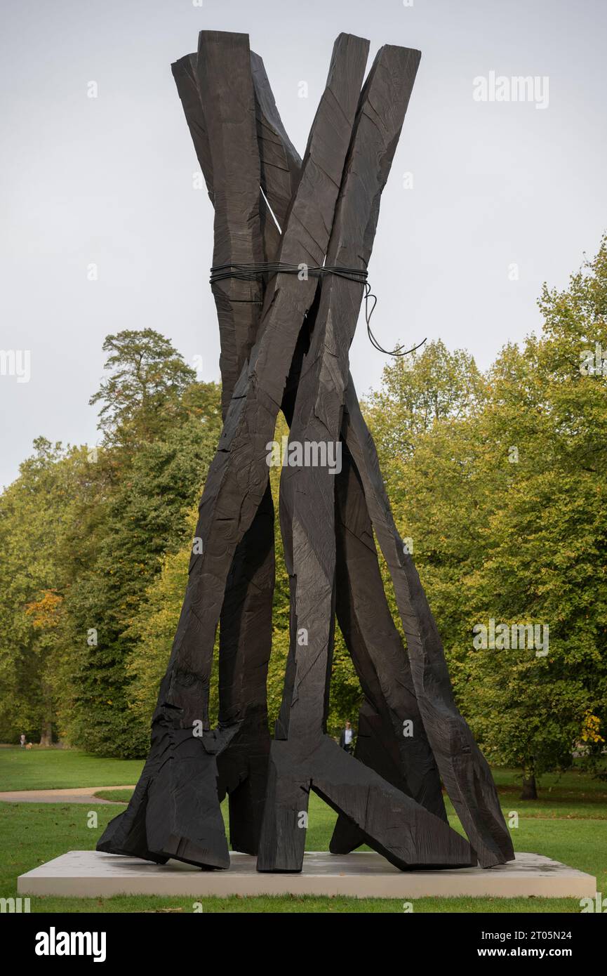 Serpentine South, Londres, Royaume-Uni. 4 octobre 2023. Serpentine Gallery présente sa première exposition personnelle de Georg Baselitz (né en 1938, Saxe) du 5 octobre 2023 au 7 janvier 2024. Il comprend une sculpture monumentale de neuf mètres de haut Zero Dom (Zero Dome) dans les parcs royaux, présentée pour la première fois au Royaume-Uni. Crédit : Malcolm Park/Alamy Live News Banque D'Images