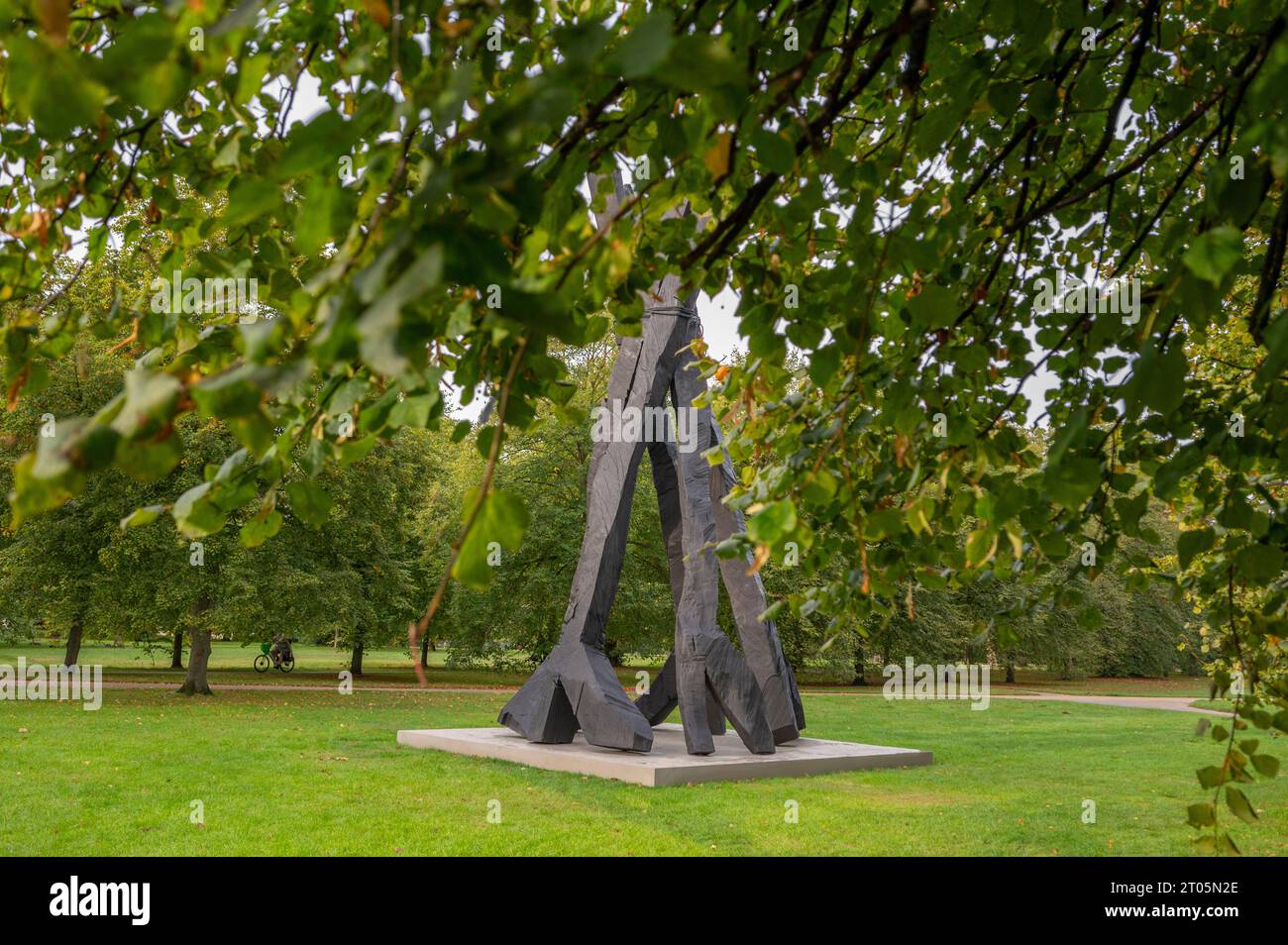 Serpentine South, Londres, Royaume-Uni. 4 octobre 2023. Serpentine Gallery présente sa première exposition personnelle de Georg Baselitz (né en 1938, Saxe) du 5 octobre 2023 au 7 janvier 2024. Il comprend une sculpture monumentale de neuf mètres de haut Zero Dom (Zero Dome) dans les parcs royaux, présentée pour la première fois au Royaume-Uni. Crédit : Malcolm Park/Alamy Live News Banque D'Images