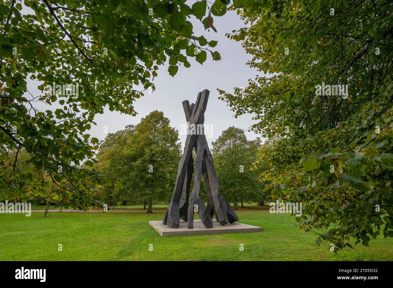 Serpentine South, Londres, Royaume-Uni. 4 octobre 2023. Serpentine Gallery présente sa première exposition personnelle de Georg Baselitz (né en 1938, Saxe) du 5 octobre 2023 au 7 janvier 2024. Il comprend une sculpture monumentale de neuf mètres de haut Zero Dom (Zero Dome) dans les parcs royaux, présentée pour la première fois au Royaume-Uni. Crédit : Malcolm Park/Alamy Live News Banque D'Images