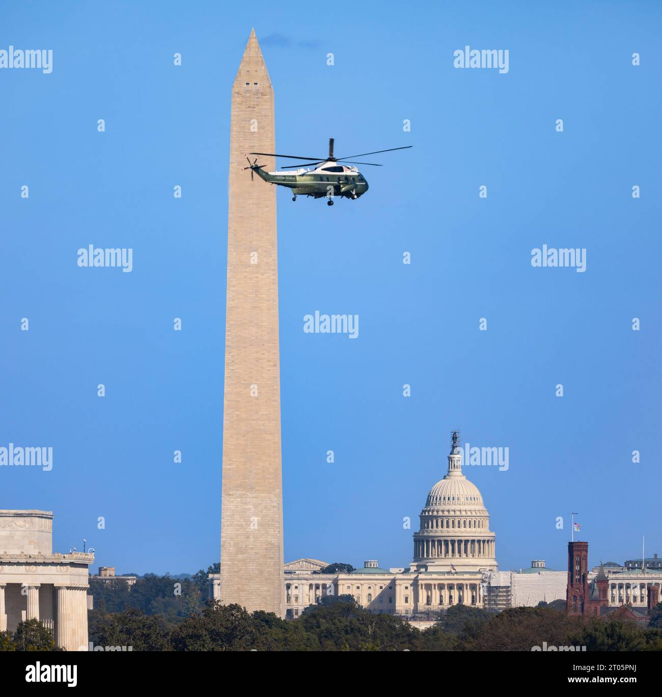 WASHINGTON, DC, États-Unis - un hélicoptère du gouvernement des États-Unis passe au Washington Monument, Capitole des États-Unis au loin. Banque D'Images