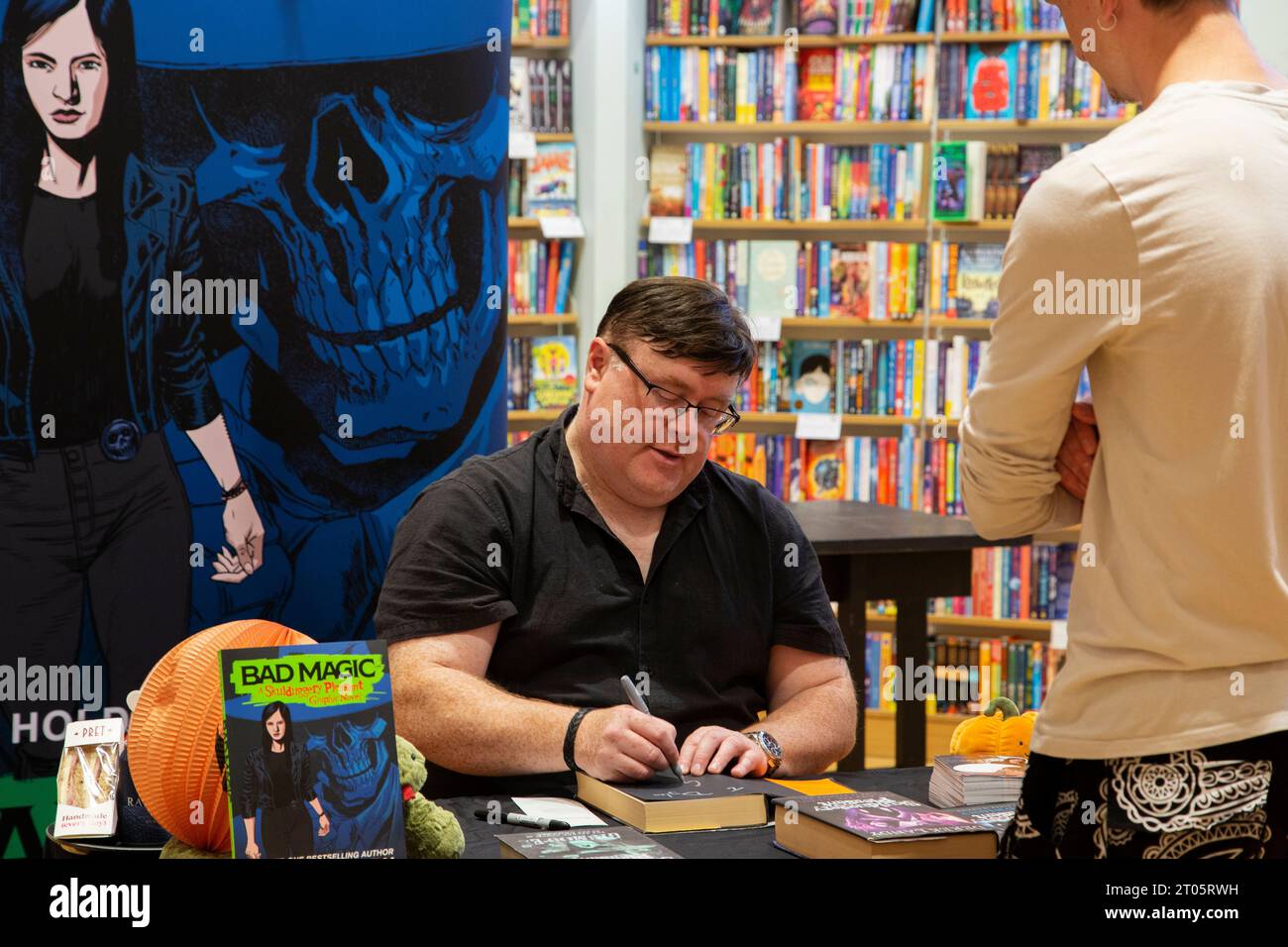 Derek Landy auteur irlandais et scénariste et auteur des livres Skulduggery Pleasant apparaît à Waterstones à Exeter Banque D'Images