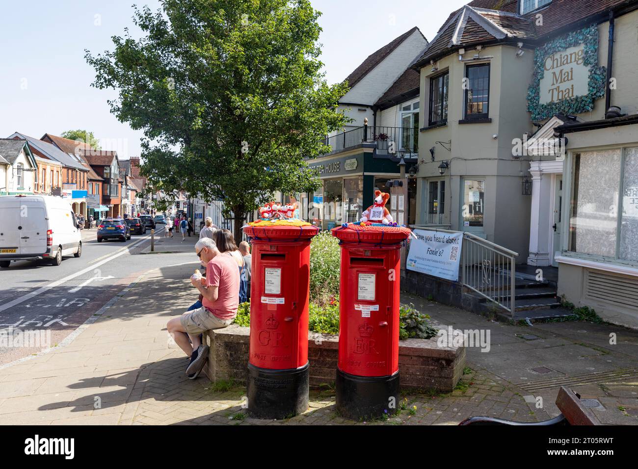 Lyndhurst High Street et deux boîtes aux lettres traditionnelles rouges Royal Mail, Hampshire, Angleterre, Royaume-Uni Banque D'Images