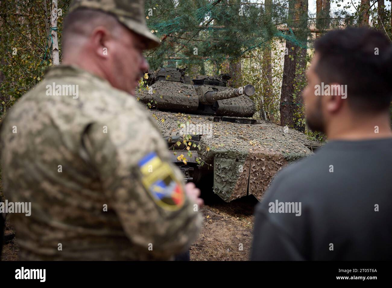 Kupyansk-Lyman, Ukraine. 03 octobre 2023. Le président ukrainien Volodymyr Zelenskyy, à droite, voit un char Leopard 2 de fabrication allemande avec la 21e brigade mécanisée séparée lors d'une visite sur les lignes de front dans la région de Kharkiv, le 3 octobre 2023 à Kupyansk-Lyman, en Ukraine. Crédit : Présidence ukrainienne/Bureau de presse présidentiel ukrainien/Alamy Live News Banque D'Images