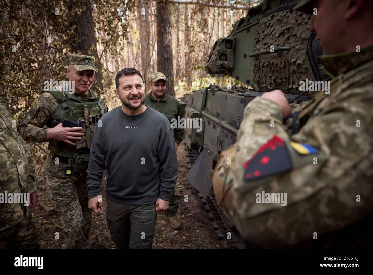 Kupyansk-Lyman, Ukraine. 03 octobre 2023. Le président ukrainien Volodymyr Zelenskyy, au centre, voit un char Leopard 2 de fabrication allemande avec la 21e brigade mécanisée séparée lors d'une visite sur les lignes de front dans la région de Kharkiv, le 3 octobre 2023 à Kupyansk-Lyman, en Ukraine. Crédit : Présidence ukrainienne/Bureau de presse présidentiel ukrainien/Alamy Live News Banque D'Images